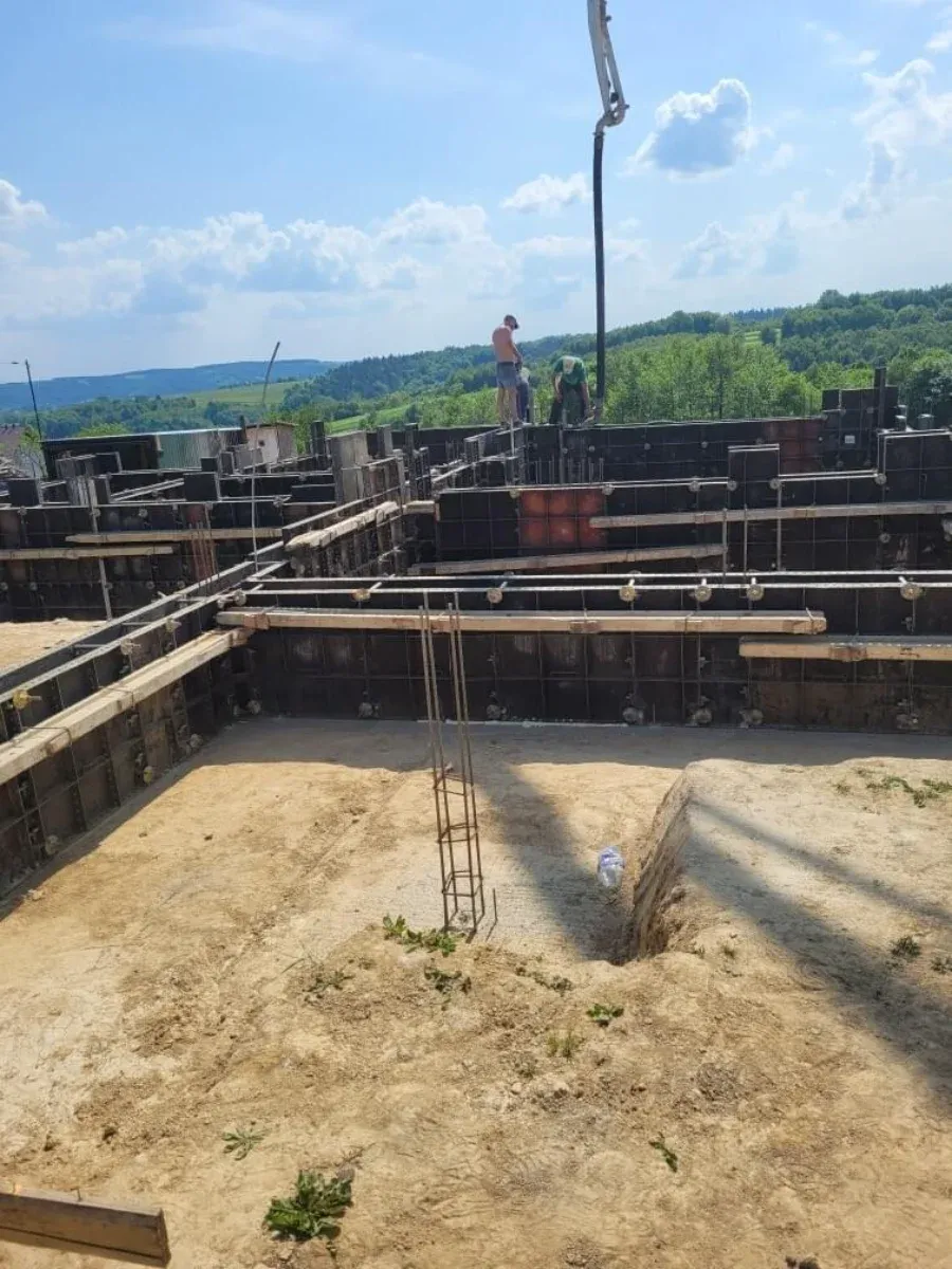 Odkryte ściany fundamentowe w szalunkach gotowe pod izolację i docieplenie