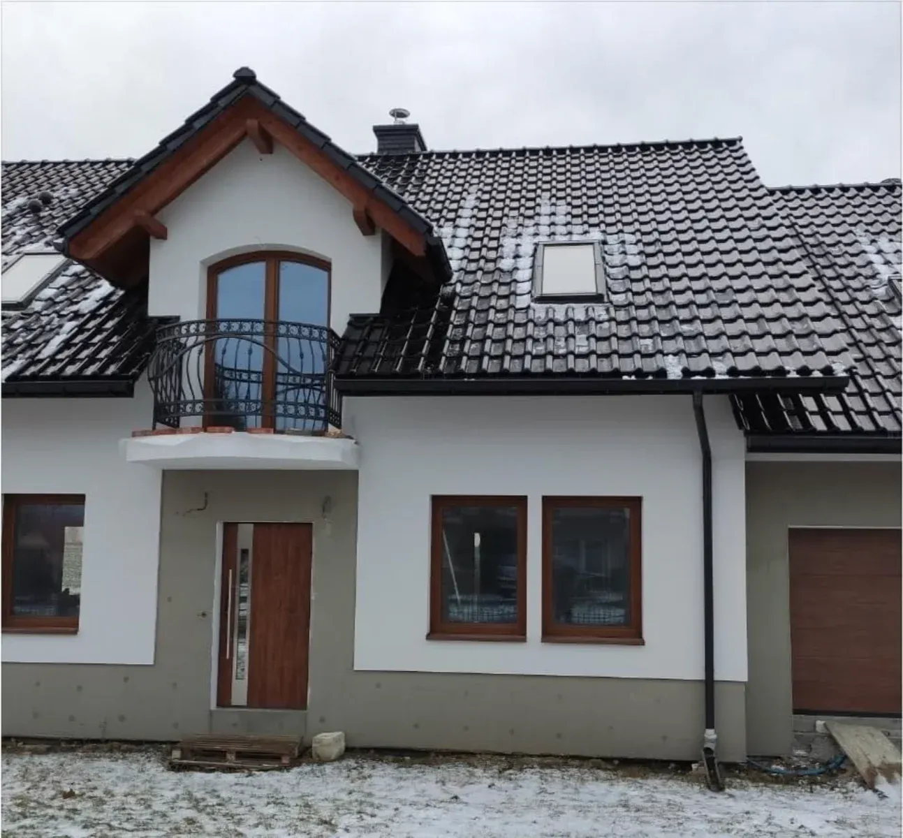 Wykończona elewacja domu z balkonem i stolarką