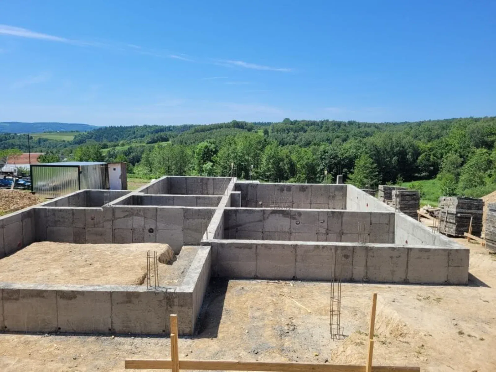 Gotowe ławy i ściany fundamentowe z bloczków